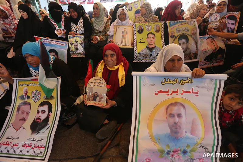 Palestinians take part in a protest demanding release the prisoners in Israeli jails, in front of Red cross office, in Gaza city, on June 13, 2016. Photo by Mohammed Asad
