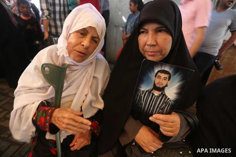 Palestinians take part in a protest demanding release the prisoners in Israeli jails, in front of Red cross office, in Gaza city, on June 13, 2016. Photo by Mohammed Asad