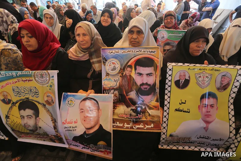 Palestinians take part in a protest demanding release the prisoners in Israeli jails, in front of Red cross office, in Gaza city, on June 13, 2016. Photo by Mohammed Asad