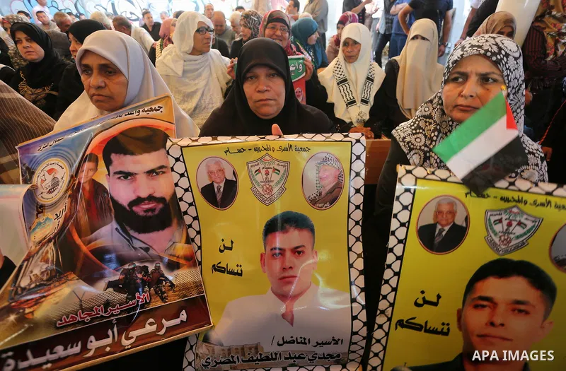 Palestinians take part in a protest demanding release the prisoners in Israeli jails, in front of Red cross office, in Gaza city, on June 13, 2016. Photo by Mohammed Asad