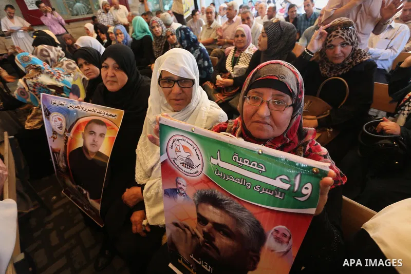 Palestinians take part in a protest demanding release the prisoners in Israeli jails, in front of Red cross office, in Gaza city, on June 13, 2016. Photo by Mohammed Asad