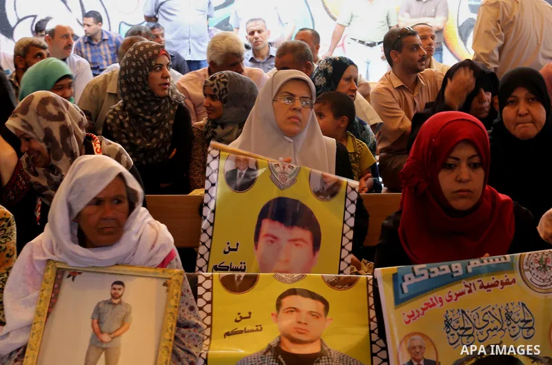 Palestinians take part in a protest demanding release the prisoners in Israeli jails, in front of Red cross office, in Gaza city, on June 13, 2016. Photo by Mohammed Asad