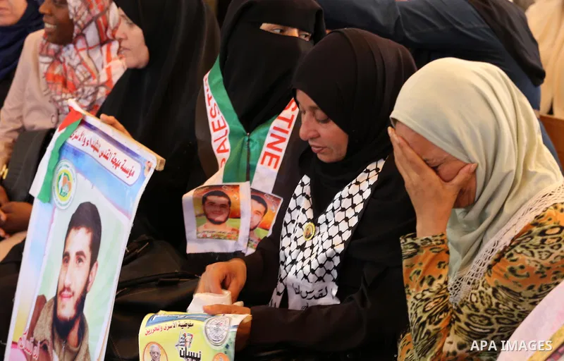 Palestinians take part in a protest demanding release the prisoners in Israeli jails, in front of Red cross office, in Gaza city, on June 13, 2016. Photo by Mohammed Asad