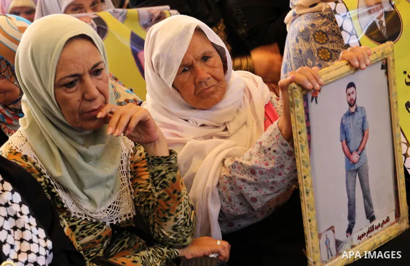 Palestinians take part in a protest demanding release the prisoners in Israeli jails, in front of Red cross office, in Gaza city, on June 13, 2016. Photo by Mohammed Asad