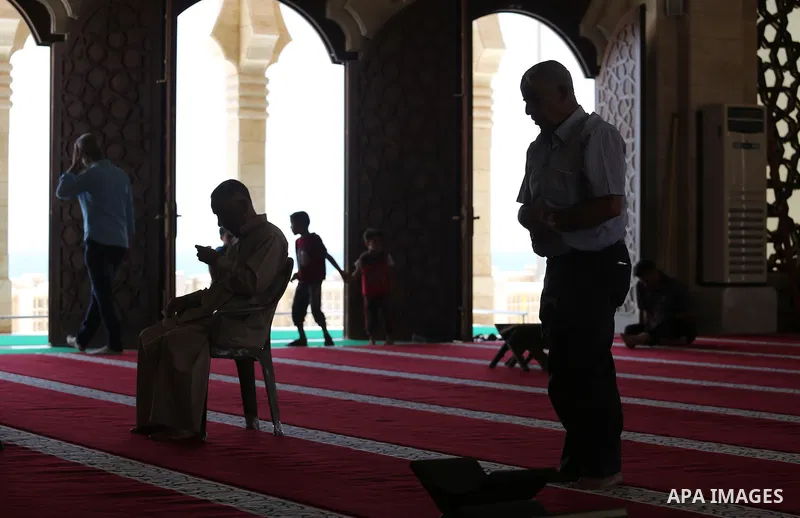 Palestinians pray at the al-Khaldi mosque during the Muslim fasting month of Ramadan, in Gaza City on June 13, 2016. Photo by Mohammed Asad