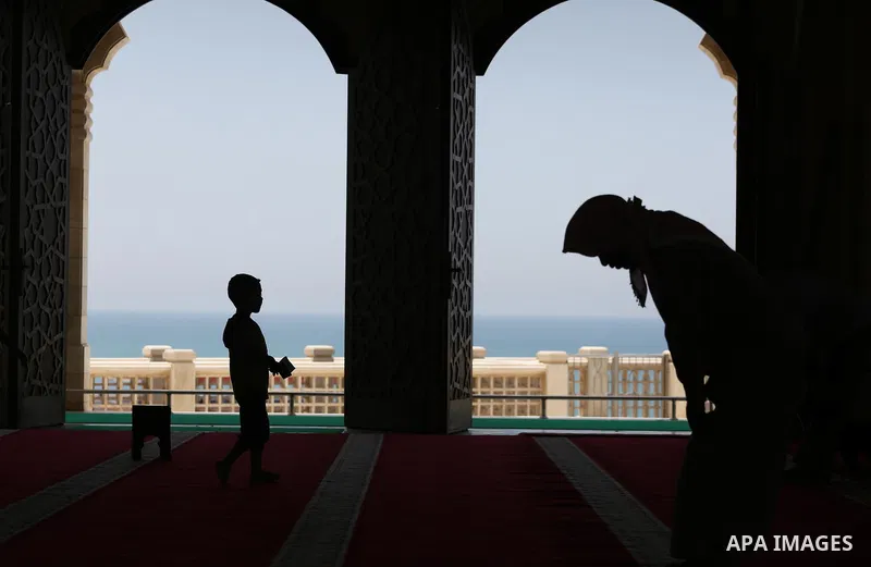Palestinians pray at the al-Khaldi mosque during the Muslim fasting month of Ramadan, in Gaza City on June 13, 2016. Photo by Mohammed Asad