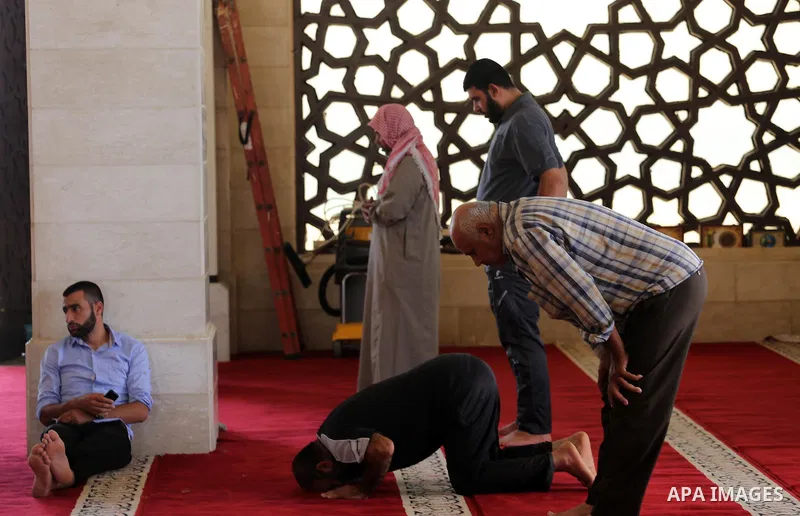 Palestinians pray at the al-Khaldi mosque during the Muslim fasting month of Ramadan, in Gaza City on June 13, 2016. Photo by Mohammed Asad