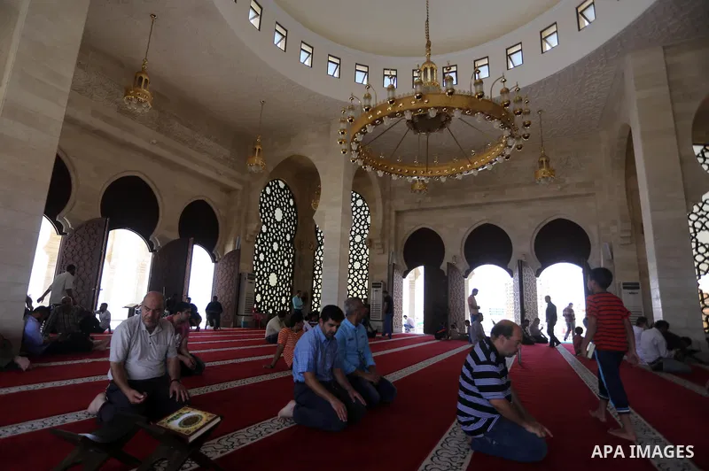 Palestinians pray at the al-Khaldi mosque during the Muslim fasting month of Ramadan, in Gaza City on June 13, 2016. Photo by Mohammed Asad