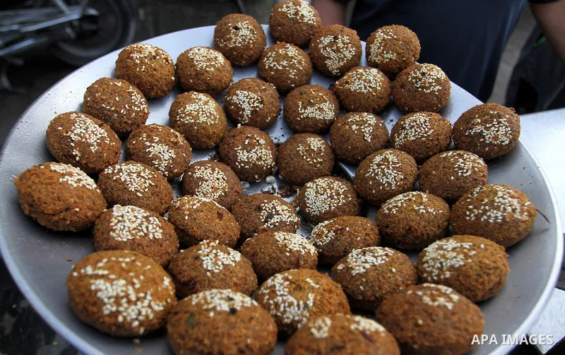 A Palestinian man prepares dishes of traditional chickpeas known as "Falafel" during the Muslim fasting month of Ramadan, in Rafah in the southern Gaza strip on June 13, 2016. Photo by Abed Rahim Khatib