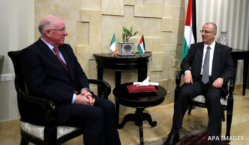 Palestinian Prime Minister, Rami Hamdallah, meets with Ireland's Foreign Minister, in the West Bank city of Ramallah, on June 14, 2016. Photo by Prime Minister Office