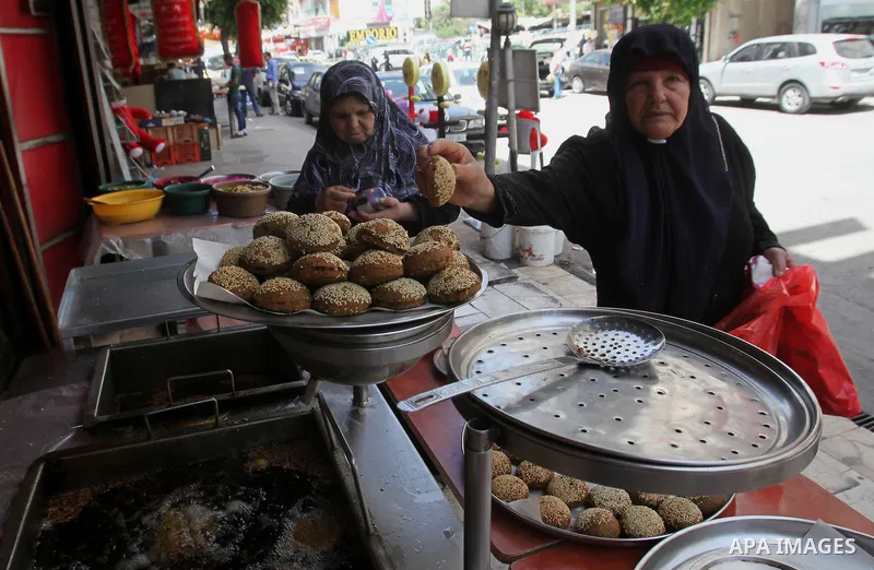 A Palestinian man prepares "falafel", a traditional Arabic food, during the Muslim fasting month of Ramadan, in the West Bank city of Nablus, on June 14, 2016. Photo by Nedal Eshtayah