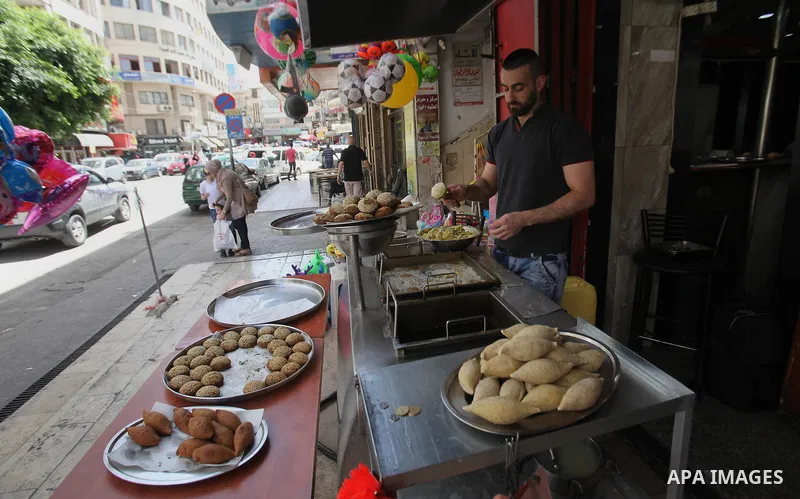 A Palestinian man prepares "falafel", a traditional Arabic food, during the Muslim fasting month of Ramadan, in the West Bank city of Nablus, on June 14, 2016. Photo by Nedal Eshtayah