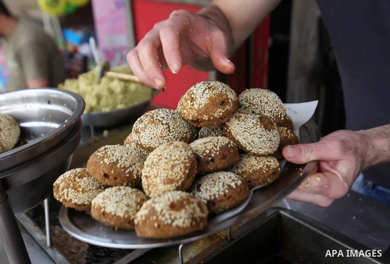 A Palestinian man prepares "falafel", a traditional Arabic food, during the Muslim fasting month of Ramadan, in the West Bank city of Nablus, on June 14, 2016. Photo by Nedal Eshtayah