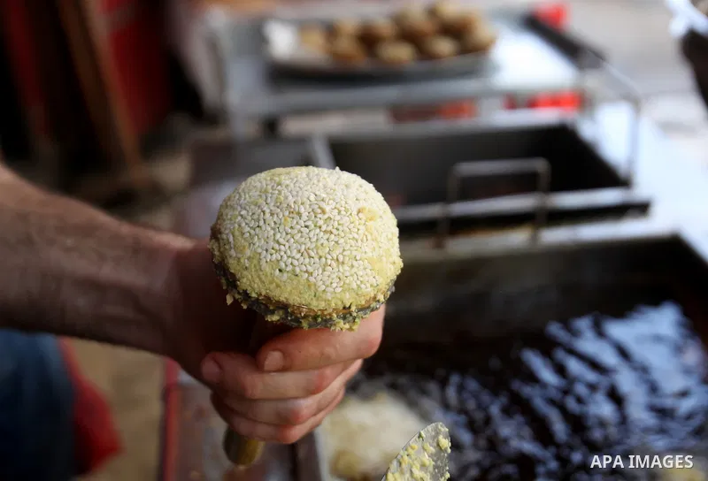 A Palestinian man prepares "falafel", a traditional Arabic food, during the Muslim fasting month of Ramadan, in the West Bank city of Nablus, on June 14, 2016. Photo by Nedal Eshtayah