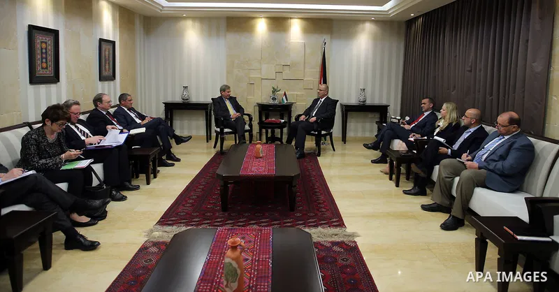 Palestinian Prime Minister Rami Hamdallah meets with European Union Commissioner designate for Regional Policy Johannes Hahn, in the West Bank city of Ramallah, on June 14, 2016. Photo by Prime Minister Office