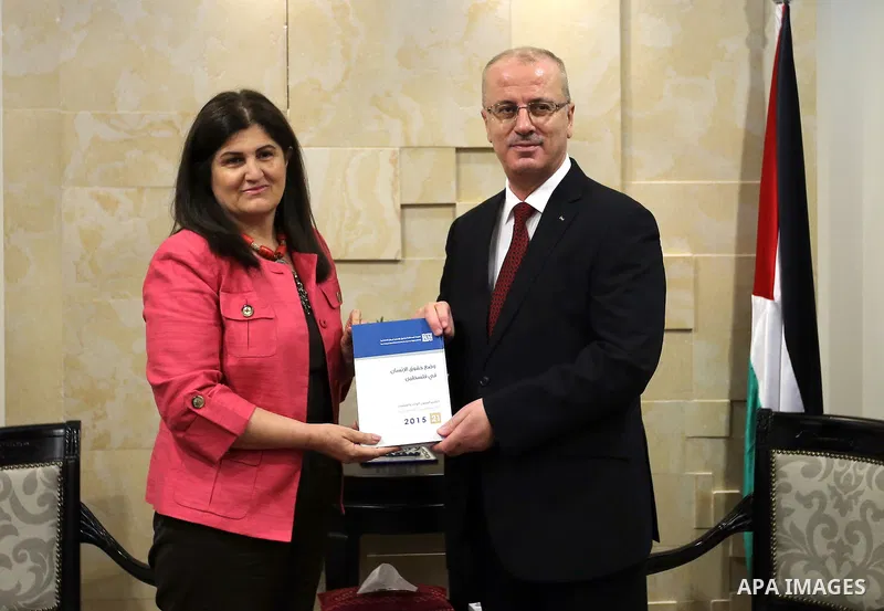 Palestinian Prime Minister Rami Hamdallah receives the Annual report of the Independent Commission for Human Rights for 2015, in the West Bank city of Ramallah on June 16, 2016. Photo by Prime Minister Office