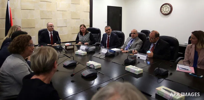 Palestinian Prime Minister, Rami Hamadallah, meets with delegation of French heads of municipalities, in the West Bank city of Ramallah on June 16, 2016. Photo by Prime Minister Office