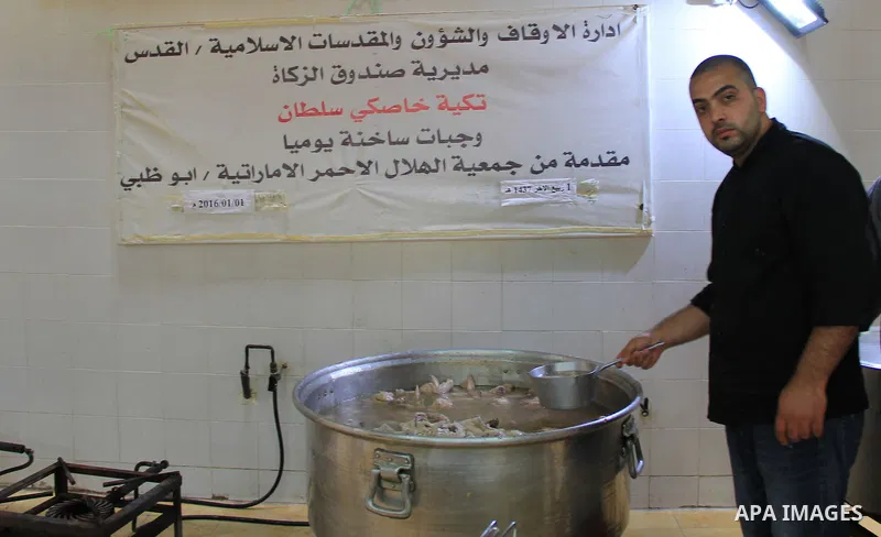 Palestinian cooks prepare a charity meal before the breakfast in the Islamic holy month of Ramadan, in Jerusalem, on June 16, 2016. Muslims around the world celebrate Ramadan, the holy month in the Islamic calendar, in w...