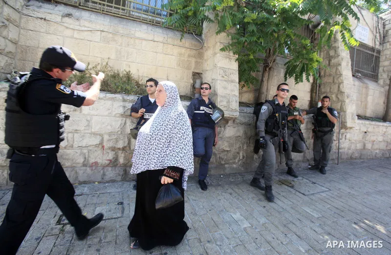 Israeli police prevent Palestinian Muslim worshippers from leaving the old city following Friday prayer at al-Aqsa mosque on June 17, 2016 during the holy fasting month of Ramadan. Around 53,000 Palestinians from the Wes...