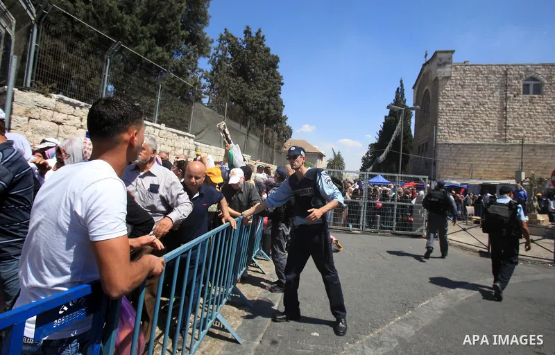 Israeli police prevent Palestinian Muslim worshippers from leaving the old city following Friday prayer at al-Aqsa mosque on June 17, 2016 during the holy fasting month of Ramadan. Around 53,000 Palestinians from the Wes...