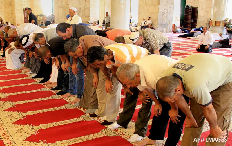 Palestinian Muslim worshippers perform the afternoon (Asr) prayer during the holy fasting month of Ramadan at al-Aqsa mosque, in Jerusalem's old city on June 20, 2016. Ramadan is sacred to Muslims because it is during th...