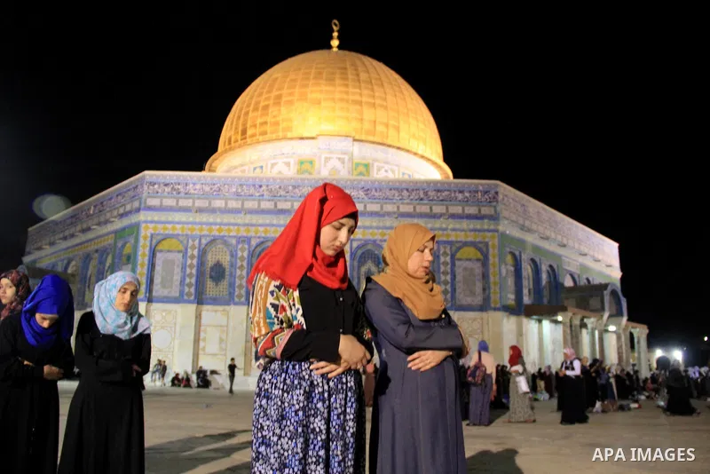 Palestinian Muslim worshippers perform "Taraweeh", nightly prayer of the month of Ramadan, in front of the Dome of the Rock mosque, in Jerusalem's old city on June 20, 2016. Ramadan is sacred to Muslims because it is dur...