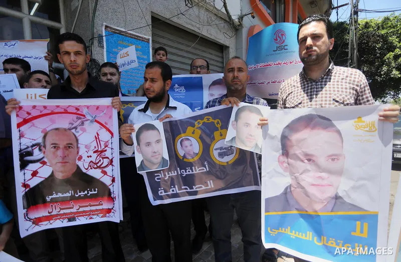 Palestinian journalists take part in a protest demanding release the journalists prisoners in Israeli jails and journalists whom detained by Palestinian Authority, in Gaza city on June 21, 2016. Photo by Mohammed Asad