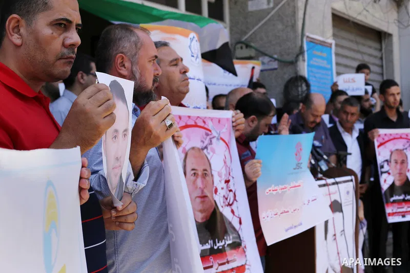 Palestinian journalists take part in a protest demanding release the journalists prisoners in Israeli jails and journalists whom detained by Palestinian Authority, in Gaza city on June 21, 2016. Photo by Mohammed Asad
