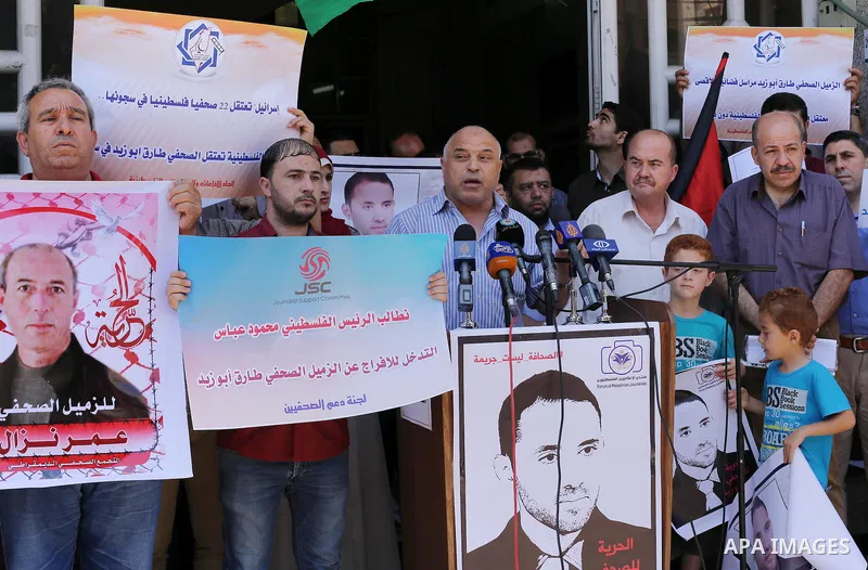 Palestinian journalists take part in a protest demanding release the journalists prisoners in Israeli jails and journalists whom detained by Palestinian Authority, in Gaza city on June 21, 2016. Photo by Mohammed Asad