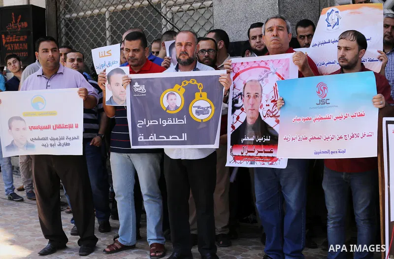 Palestinian journalists take part in a protest demanding release the journalists prisoners in Israeli jails and journalists whom detained by Palestinian Authority, in Gaza city on June 21, 2016. Photo by Mohammed Asad