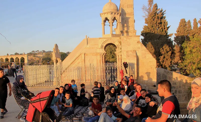 Palestinian muslims prepare to break their fast during the holy fasting month of Ramadan in front of the Dome of the Rock mosque at the al-Aqsa mosque compound, in Jerusalem's old city on June 25, 2016. Ramadan is sacred...