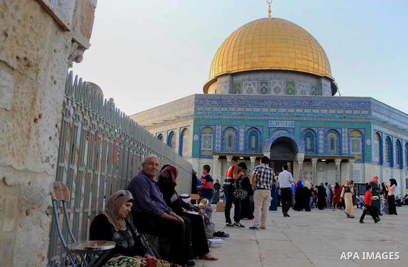 Palestinian muslims prepare to break their fast during the holy fasting month of Ramadan in front of the Dome of the Rock mosque at the al-Aqsa mosque compound, in Jerusalem's old city on June 25, 2016. Ramadan is sacred...