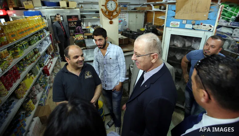 Palestinian Prime Minister, Rami Hamdallah, visits the old market in the West Bank city of Bethlehem, on June 26, 2016. Photo by Prime Minister Office