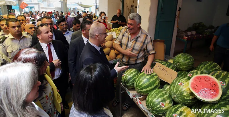 Palestinian Prime Minister, Rami Hamdallah, visits the old market in the West Bank city of Bethlehem, on June 26, 2016. Photo by Prime Minister Office