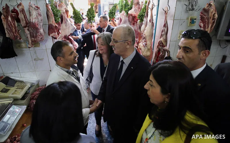 Palestinian Prime Minister, Rami Hamdallah, visits the old market in the West Bank city of Bethlehem, on June 26, 2016. Photo by Prime Minister Office
