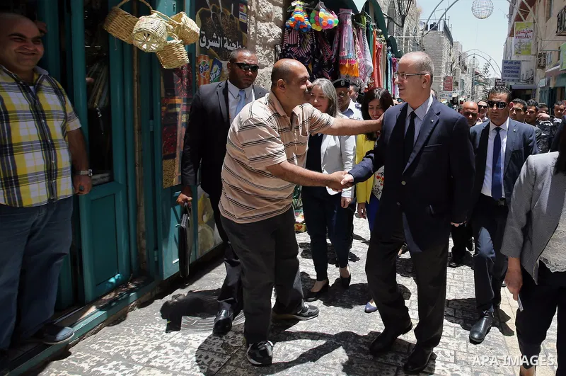 Palestinian Prime Minister, Rami Hamdallah, visits the old market in the West Bank city of Bethlehem, on June 26, 2016. Photo by Prime Minister Office