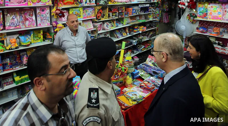 Palestinian Prime Minister, Rami Hamdallah, visits the old market in the West Bank city of Bethlehem, on June 26, 2016. Photo by Prime Minister Office