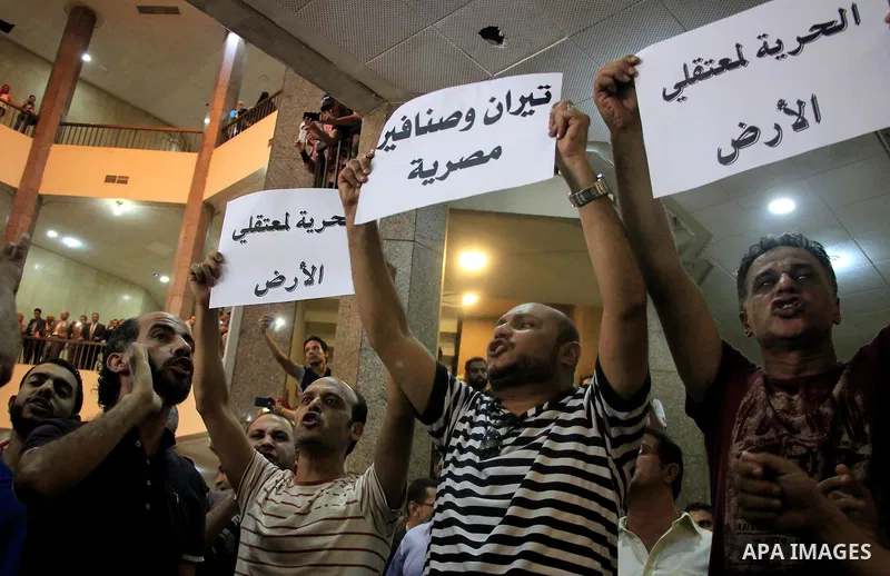 Egyptians hold banners and shout slogan during a protest in front of the State Council courthouse after a ruling against the Egypt-Saudi border demarcation agreement, Cairo, Egypt, 26 June 2016. The Administrative Court...