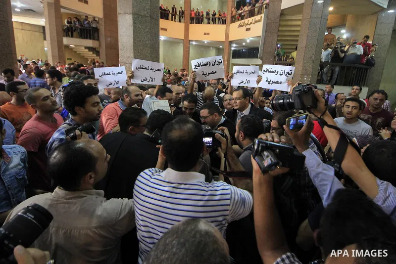 Egyptians hold banners and shout slogan during a protest in front of the State Council courthouse after a ruling against the Egypt-Saudi border demarcation agreement, Cairo, Egypt, 26 June 2016. The Administrative Court...