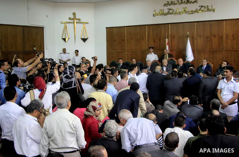 Egyptians hold banners and shout slogan during a protest in front of the State Council courthouse after a ruling against the Egypt-Saudi border demarcation agreement, Cairo, Egypt, 26 June 2016. The Administrative Court...