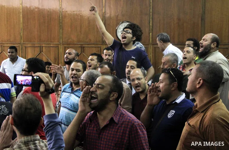 Egyptians hold banners and shout slogan during a protest in front of the State Council courthouse after a ruling against the Egypt-Saudi border demarcation agreement, Cairo, Egypt, 26 June 2016. The Administrative Court...