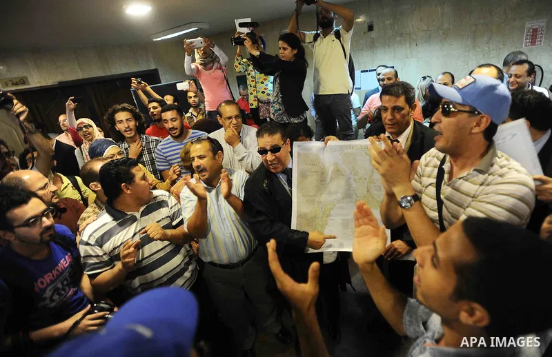 Egyptians hold banners and shout slogan during a protest in front of the State Council courthouse after a ruling against the Egypt-Saudi border demarcation agreement, Cairo, Egypt, 26 June 2016. The Administrative Court...