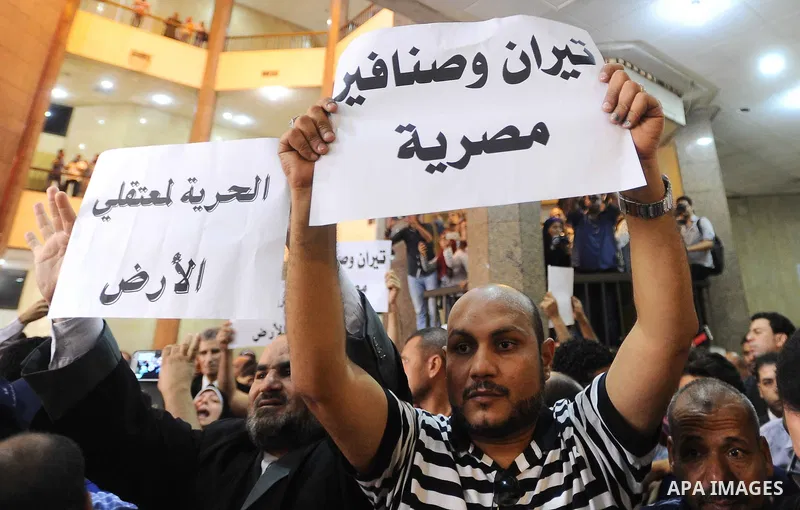 Egyptians hold banners and shout slogan during a protest in front of the State Council courthouse after a ruling against the Egypt-Saudi border demarcation agreement, Cairo, Egypt, 26 June 2016. The Administrative Court...