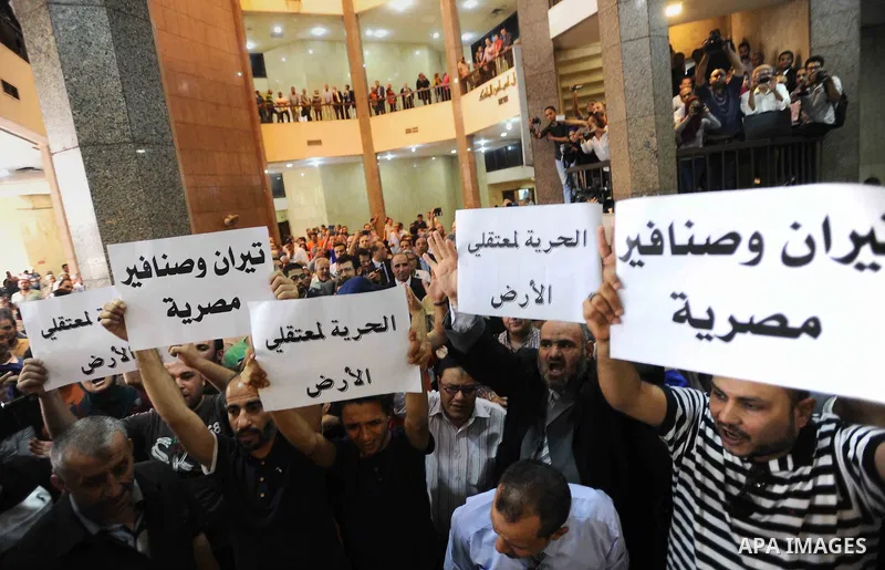 Egyptians hold banners and shout slogan during a protest in front of the State Council courthouse after a ruling against the Egypt-Saudi border demarcation agreement, Cairo, Egypt, 26 June 2016. The Administrative Court...