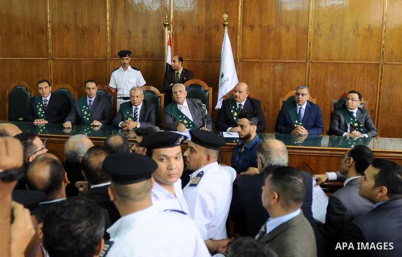 Egyptians hold banners and shout slogan during a protest in front of the State Council courthouse after a ruling against the Egypt-Saudi border demarcation agreement, Cairo, Egypt, 26 June 2016. The Administrative Court...