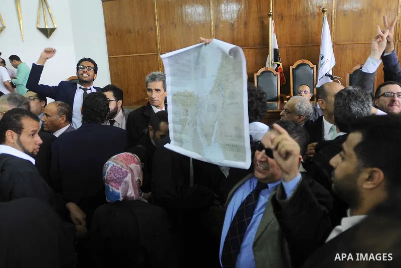 Egyptians hold banners and shout slogan during a protest in front of the State Council courthouse after a ruling against the Egypt-Saudi border demarcation agreement, Cairo, Egypt, 26 June 2016. The Administrative Court...