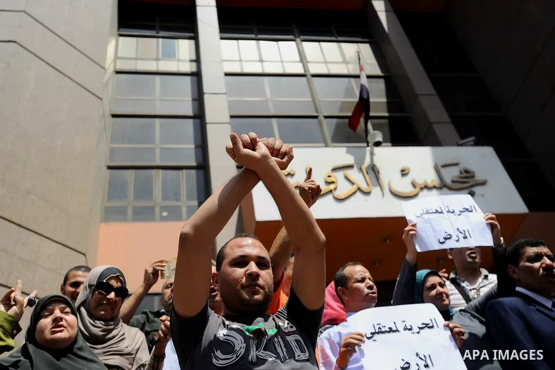 Egyptians hold banners and shout slogan during a protest in front of the State Council courthouse after a ruling against the Egypt-Saudi border demarcation agreement, Cairo, Egypt, 26 June 2016. The Administrative Court...