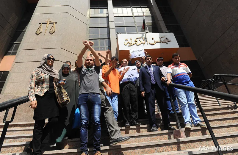 Egyptians hold banners and shout slogan during a protest in front of the State Council courthouse after a ruling against the Egypt-Saudi border demarcation agreement, Cairo, Egypt, 26 June 2016. The Administrative Court...