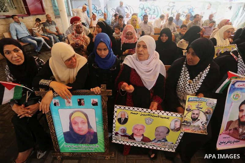 Palestinians take part in a protest demanding release the prisoners in Israeli jails, in front of Red cross office, in Gaza city, on June 27, 2016. Photo by Mohammed Asad