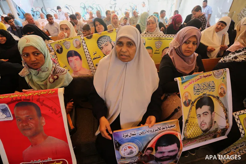 Palestinians take part in a protest demanding release the prisoners in Israeli jails, in front of Red cross office, in Gaza city, on June 27, 2016. Photo by Mohammed Asad